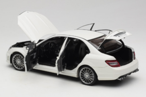Mercedes AMG C63 W204 Hvid AUTOart 1:18 72674-R1 Metal — billede 5 af 8