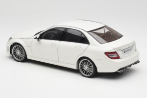 Mercedes AMG C63 W204 Hvid AUTOart 1:18 72674-R1 Metal — billede 7 af 8