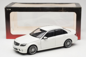 Mercedes AMG C63 W204 Hvid AUTOart 1:18 72674-R1 Metal — billede 8 af 8