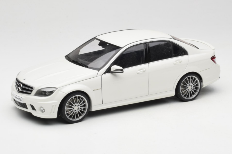 Mercedes AMG C63 W204 Hvid AUTOart 1:18 72674-R1 Metal