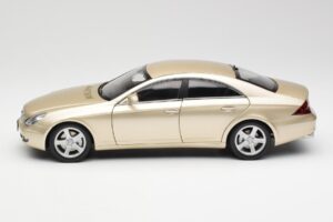 Mercedes CLS C219 Lys Beige Guld Kyosho 1:18 08401LBE Metal — billede 4 af 8