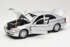 Mercedes E-Class W211 Sølv Kyosho 1:18 B66962146 Metal — billede 2 af 8