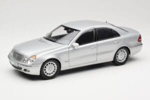 Mercedes E-Class W211 Sølv Kyosho 1:18 B66962146 Metal