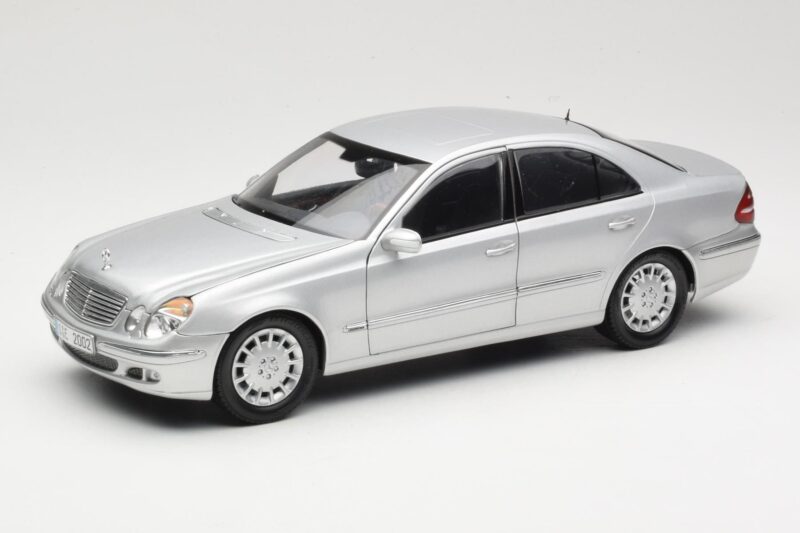 Mercedes E-Class W211 Sølv Kyosho 1:18 B66962146 Metal
