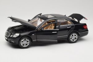 Mercedes E-Class W211 Sort Maisto 1:18 31172 Metal — billede 2 af 8