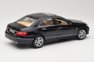 Mercedes E-Class W211 Sort Maisto 1:18 31172 Metal — billede 3 af 8
