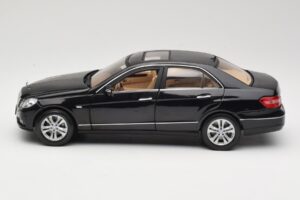 Mercedes E-Class W211 Sort Maisto 1:18 31172 Metal — billede 4 af 8