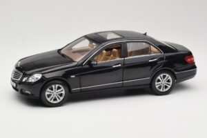 Mercedes E-Class W211 Sort Maisto 1:18 31172 Metal