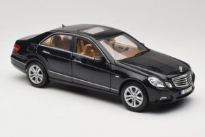 Mercedes E-Class W211 Sort Maisto 1:18 31172 Metal — billede 6 af 8
