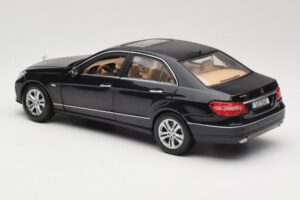 Mercedes E-Class W211 Sort Maisto 1:18 31172 Metal — billede 7 af 8