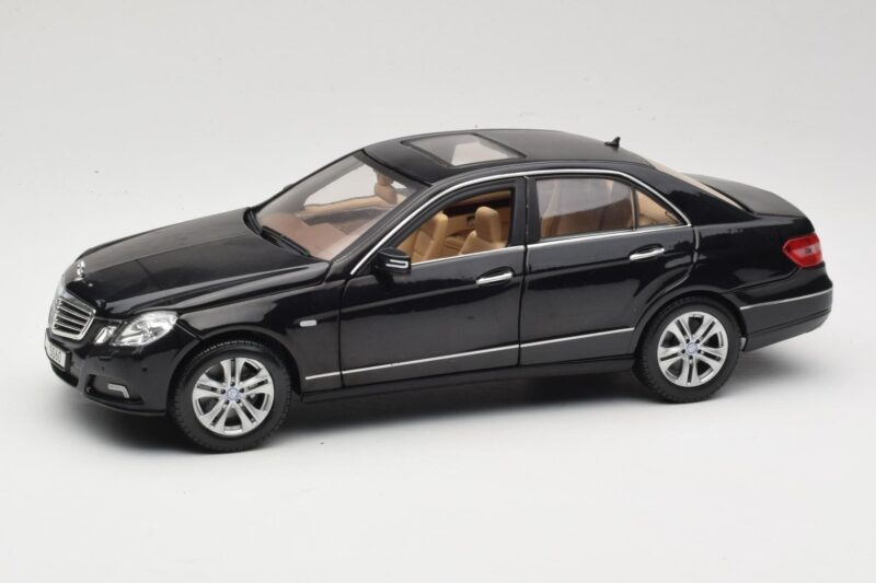 Mercedes E-Class W211 Sort Maisto 1:18 31172 Metal