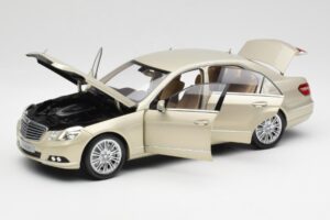 Mercedes E-Class W212 Elegance Pearl Beige Metallic Minichamps 1:18 B66960215 Metal — billede 2 af 8