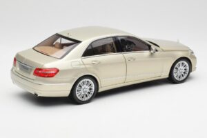 Mercedes E-Class W212 Elegance Pearl Beige Metallic Minichamps 1:18 B66960215 Metal — billede 3 af 8