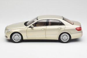 Mercedes E-Class W212 Elegance Pearl Beige Metallic Minichamps 1:18 B66960215 Metal — billede 4 af 8