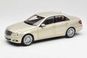 Mercedes E-Class W212 Elegance Pearl Beige Metallic Minichamps 1:18 B66960215 Metal