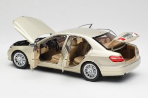 Mercedes E-Class W212 Elegance Pearl Beige Metallic Minichamps 1:18 B66960215 Metal — billede 5 af 8