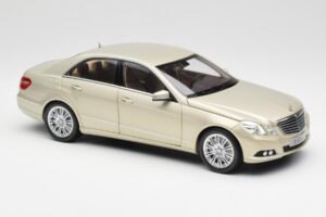 Mercedes E-Class W212 Elegance Pearl Beige Metallic Minichamps 1:18 B66960215 Metal — billede 6 af 8