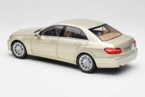 Mercedes E-Class W212 Elegance Pearl Beige Metallic Minichamps 1:18 B66960215 Metal — billede 7 af 8