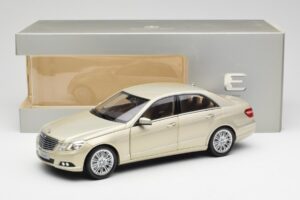 Mercedes E-Class W212 Elegance Pearl Beige Metallic Minichamps 1:18 B66960215 Metal — billede 8 af 8