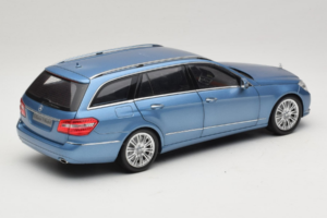 Mercedes E-Class W212 Estate Indigolith Metallic Blue Minichamps 1:18 B66962449 Metal — billede 3 af 8