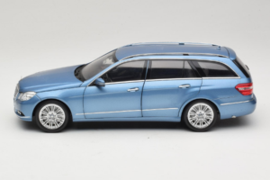 Mercedes E-Class W212 Estate Indigolith Metallic Blue Minichamps 1:18 B66962449 Metal — billede 4 af 8