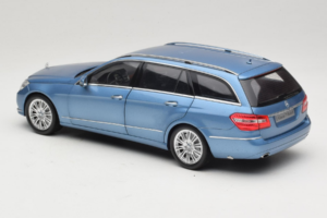 Mercedes E-Class W212 Estate Indigolith Metallic Blue Minichamps 1:18 B66962449 Metal — billede 7 af 8