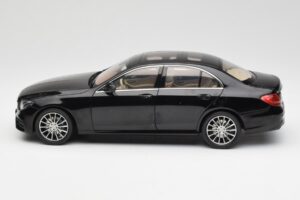 Mercedes E-Class W213 Obsidian Sort iScale 1:18 B66960380 Metal — billede 4 af 8
