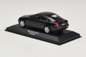 Mercedes E-Class W211 Sort Minichamps 1:43 B66961950 Metal — billede 3 af 4