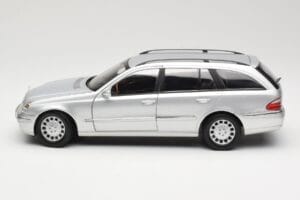 Mercedes E320 T-Modell S210 Elegance Sølv Kyosho 1:18 B66962166 Metal — billede 4 af 8