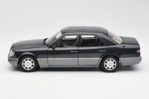 Mercedes E320 W124 Nautik Blå Metallic Dealer Edition AUTOart 1:18 B66040508 Metal — billede 4 af 8