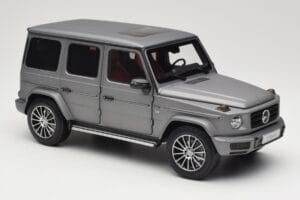 Mercedes G-Class G500 W463A Designo Platinum Magno Minichamps 1:18 B66960811 Metal — billede 6 af 8