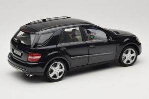 Mercedes ML W164 Obsidian Black Forhandler Udgave Minichamps 1:18 B66962321 Metal — billede 3 af 8