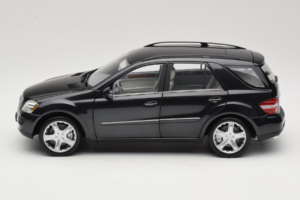Mercedes ML W164 Obsidian Black Forhandler Udgave Minichamps 1:18 B66962321 Metal — billede 4 af 8