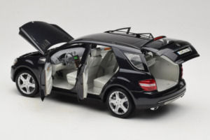 Mercedes ML W164 Obsidian Black Forhandler Udgave Minichamps 1:18 B66962321 Metal — billede 5 af 8