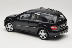 Mercedes ML W164 Obsidian Black Forhandler Udgave Minichamps 1:18 B66962321 Metal — billede 7 af 8