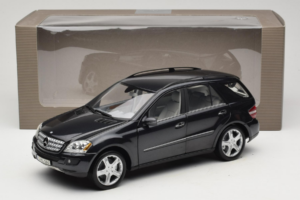 Mercedes ML W164 Obsidian Black Forhandler Udgave Minichamps 1:18 B66962321 Metal — billede 8 af 8