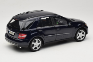 Mercedes ML W164 Tanzanite Blue Forhandler Udgave Minichamps 1:18 B66962322 Metal — billede 3 af 8