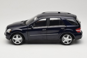 Mercedes ML W164 Tanzanite Blue Forhandler Udgave Minichamps 1:18 B66962322 Metal — billede 4 af 8
