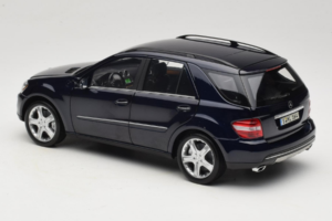 Mercedes ML W164 Tanzanite Blue Forhandler Udgave Minichamps 1:18 B66962322 Metal — billede 7 af 8