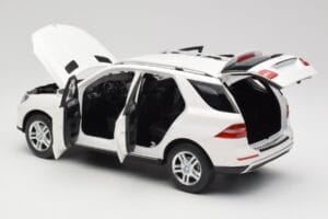 Mercedes ML W166 Hvid Minichamps 1:18 100030101 Metal — billede 5 af 8