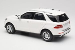 Mercedes ML W166 Hvid Minichamps 1:18 100030101 Metal — billede 7 af 8