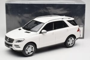 Mercedes ML W166 Hvid Minichamps 1:18 100030101 Metal — billede 8 af 8