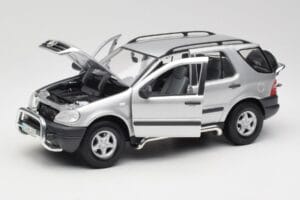 Mercedes ML320 W163 Sølv Maisto 1:18 50319 Metal — billede 2 af 8