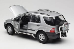 Mercedes ML320 W163 Sølv Maisto 1:18 50319 Metal — billede 5 af 8
