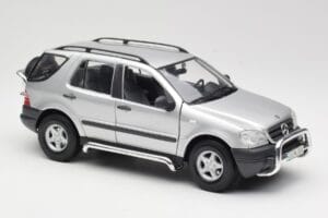 Mercedes ML320 W163 Sølv Maisto 1:18 50319 Metal — billede 6 af 8