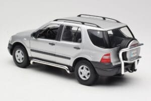 Mercedes ML320 W163 Sølv Maisto 1:18 50319 Metal — billede 7 af 8