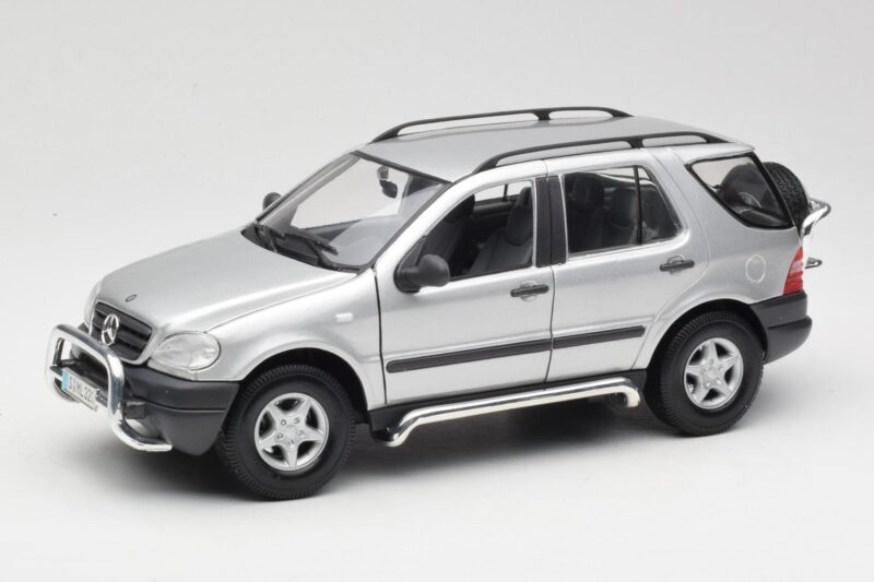 Mercedes ML320 W163 Sølv Maisto 1:18 50319 Metal