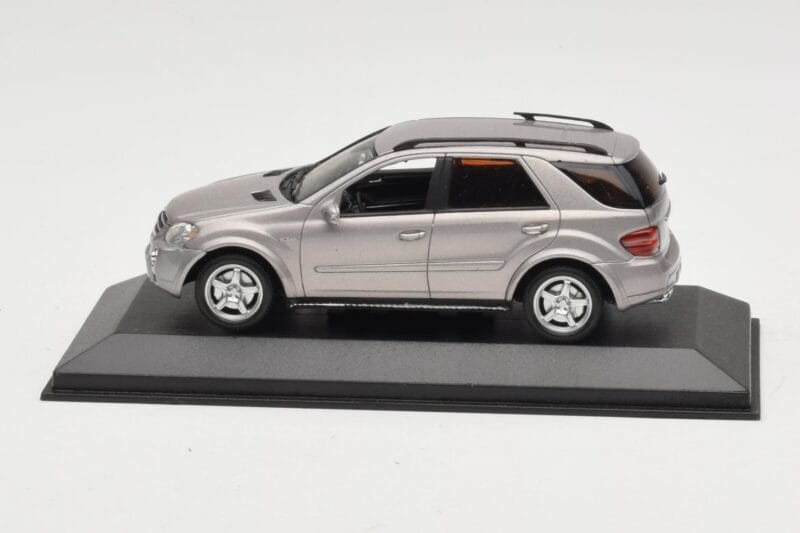 Mercedes ML63 AMG W164 Grå Metallic Minichamps 1:43 Mercedes ML63 AMG W164 Grå Metallic Minichamps 1:43 400034570 Metal