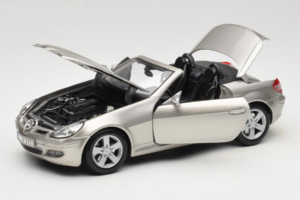 Mercedes SLK R171 Lys Bronze Metallic Maisto 1:18 31674-R1 Metal — billede 2 af 8