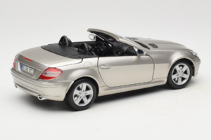 Mercedes SLK R171 Lys Bronze Metallic Maisto 1:18 31674-R1 Metal — billede 3 af 8